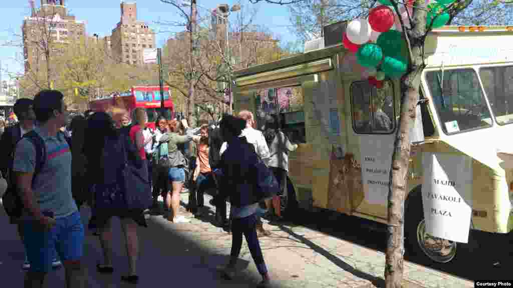 ماشین بستنی با عنوان &laquo;مجید توکلی پلازا&raquo;