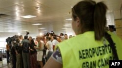 Təyyarədə uçan sərnişinlərin yaxınları aeroportda gözləyirlər