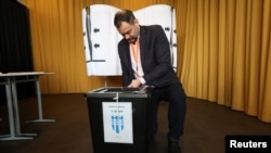 Zvaničnik zapečaćuje glasačku kutiju uoči referenduma o nastavku pregovora o članstvu u EU u Rejkjaviku, Island, 29. avgusta 2026.