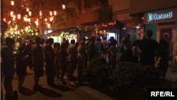 У банкоматов выстроились очереди