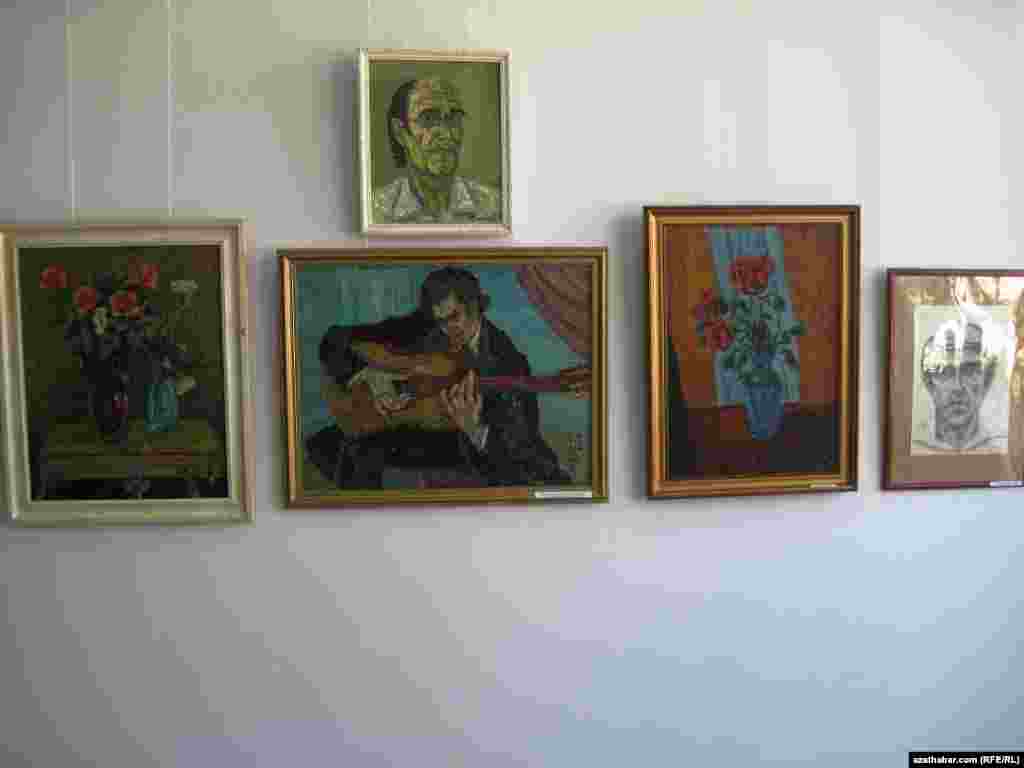 Myrat Diwanaýewiň sergisinden, Aşgabat, 21-nji iýun, 2011-nji ýyl. (Surata düşüren: D.Ýazgulyýew)