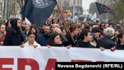Студенти протестираат против донесувањето на посебен закон со кој се отвора патот за изградба на хотел на местото на зградата на Генералштабот. 