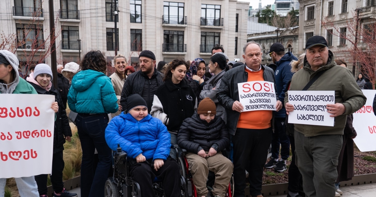 დიუშენის სინდრომის მქონე შვილებისთვის მშობლები წამალს ისევ უშედეგოდ ელიან - მორიგ აქციაზე ჯანდაცვის მინისტრის გადადგომა მოითხოვეს