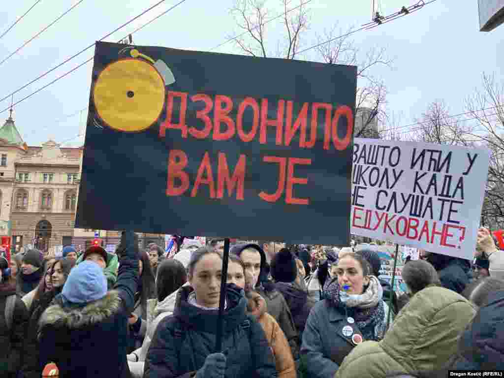 Školsko zvono koje je &quot;odzvonilo&quot; na akciji u Beogradu. Studenti u protestu blokiraju više od 60 fakulteta u Srbiji zahtevajući odgovornost za stradanje putnika u Novom Sadu.