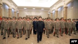 Лідэр КНДР Кім Чэн Ын у атачэньні вайскоўцаў