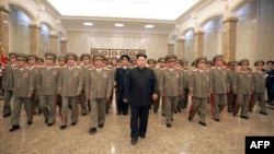 Kim Jong-Un dhe pjesëtarë të Ushtrisë Popullore të Koresë së Veriut.
