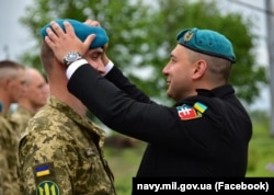 Військовослужбовець отримує штормовий берет морського піхотинця. 22 травня 2021 року, Одеська область