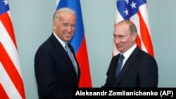 Джо Байден (слева) и Владимир Путин. 2011 год.