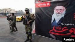 Polislər Tehran küçələrində keşik çəkirlər.