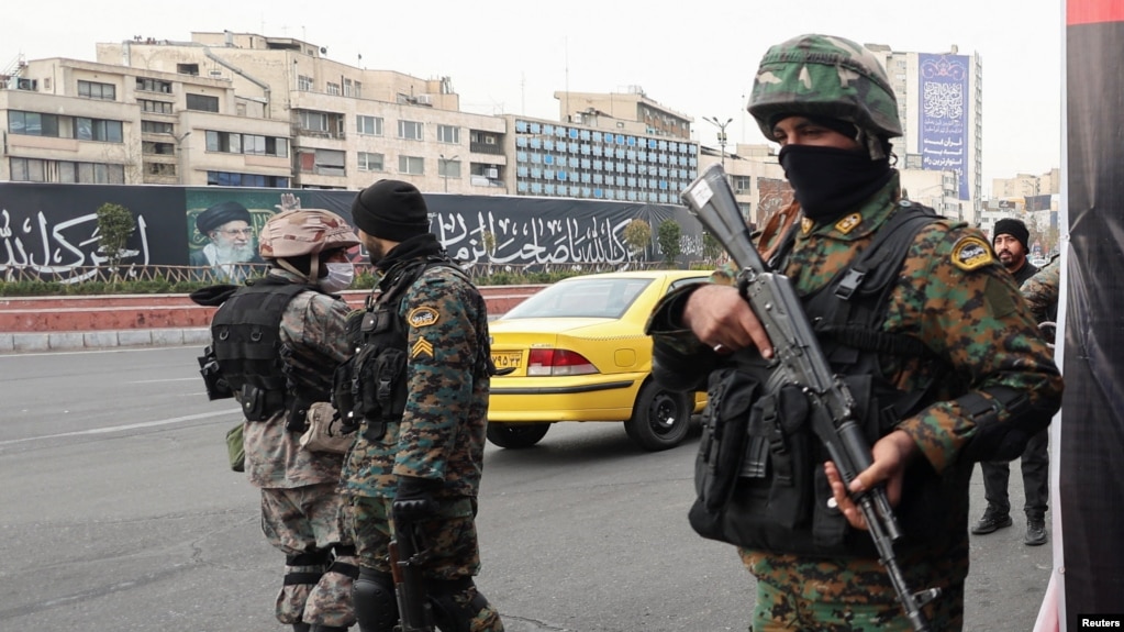 نیروهای امنیتی در نقطه‌ای در تهران