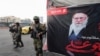 Iranska policija na ulicama Teherana, pored velikog transparenta s likom pokojnog iranskog vrhovnog vođe, ajatolaha Alija Hameneija, 12. marta.