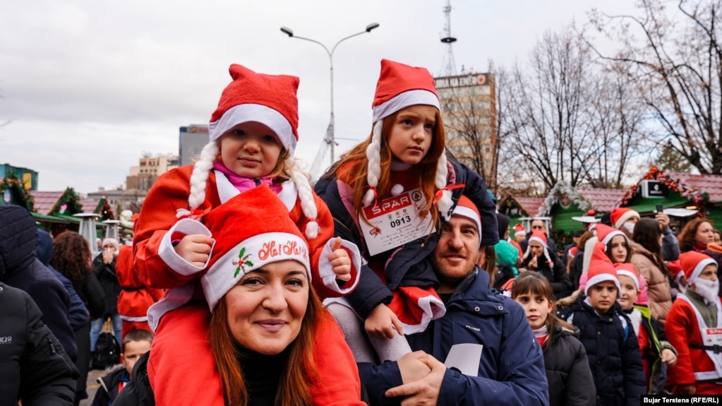 Nëse nuk kanë vrapuar, pjesa tjetër e qytetarëve në shesh kanë bërë tifo.