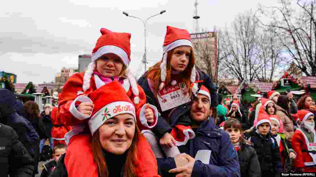 Nëse nuk kanë vrapuar, pjesa tjetër e qytetarëve në shesh kanë bërë tifo.