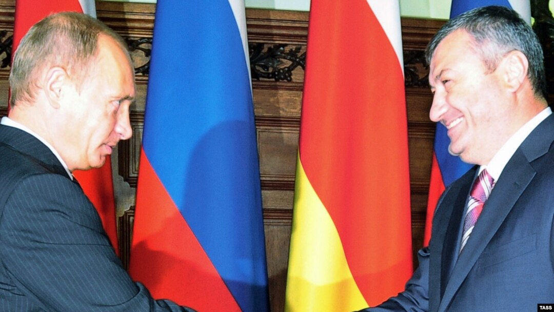 Премьер-министр России Владимир Путин н и президент Южной Осетии Эдуард Кокойты. Москва. 26 августа 2009 г
