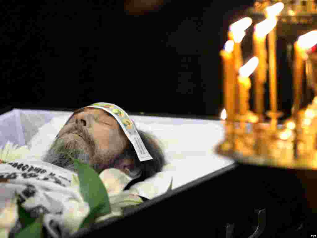 Aleksandr Solzhenitsyn dies. - Candles throw light at the coffin with the body of the famous Russian author, Soviet dissident and Nobel literature prize winner Alexander Solzhenitsyn during the funeral ceremony at the cemetery of Donskoi Monastery in Moscow, Russia, 06 August 2008. Alexander Solzhenitsyn died of heart failure late 3 August at the age of 89. 