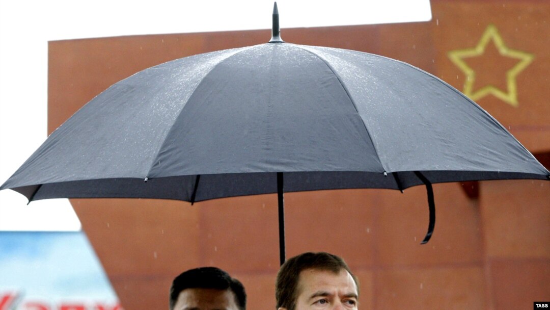 Mongolian President Tsakhia Elbegdorj (left) with his Russian counterpart, Dmitry Medvedev, at a wreath-laying ceremony in Ulan Bator on August 26.