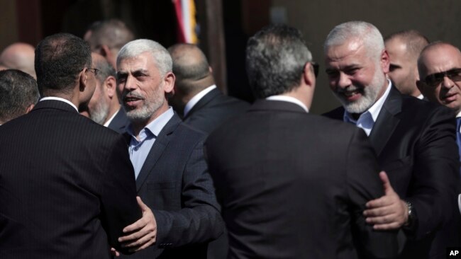 یحیی سنوار (چپ) رهبر داخلی حماس «مغز متفکر» حمله این گروه به اسرائیل به شمار می‌رود 
