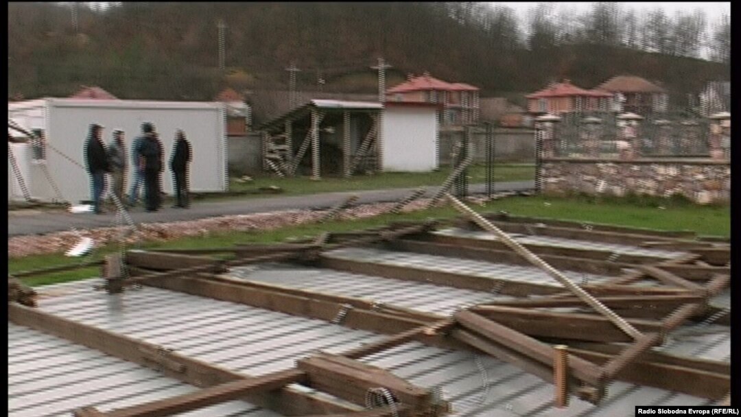 Монтажната барака во која учат учениците оц Трапчин Дол остана без покрив 