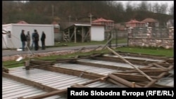 Монтажната барака во која учат учениците оц Трапчин Дол остана без покрив 