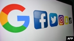 Logot e Google, Facebook dhe disa platformave të tjera të mediave sociale. Fotografi ilustruese. 