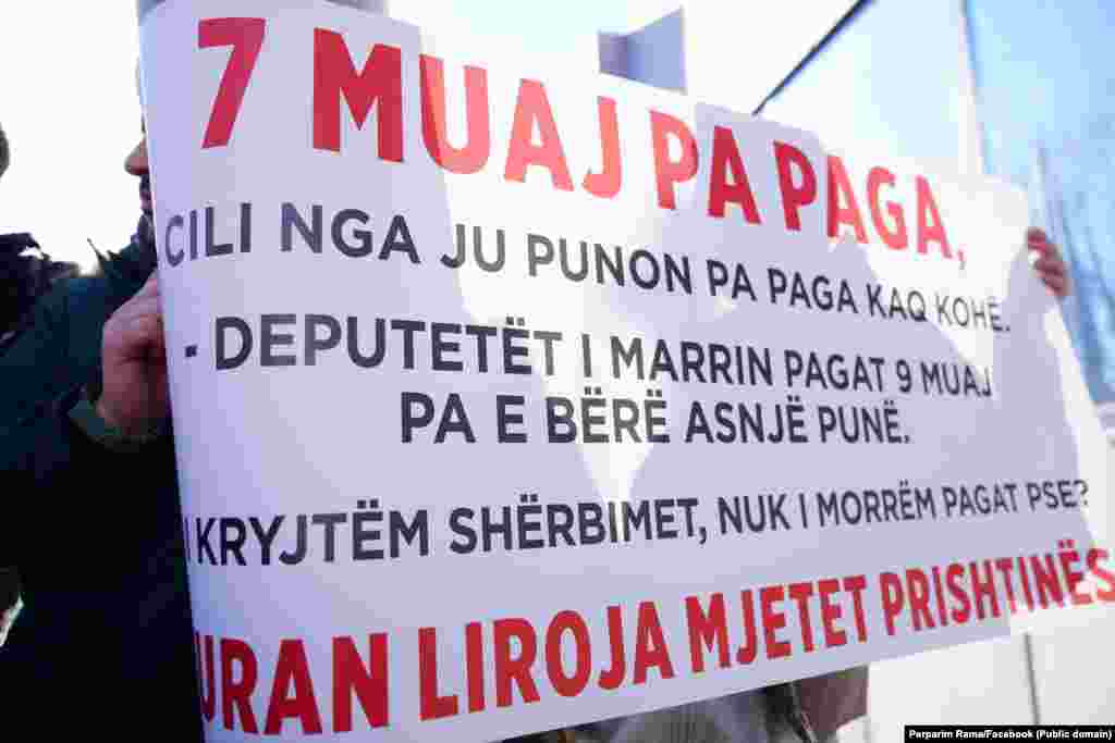 Iza Rame nalazilo se nekoliko ljudi koji su nosili transparente na kojima je pisalo "Sedam mjeseci bez plate".