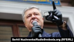 Петро Порошенко під Печерським райсудом у Києві, 18 червня 2020 року