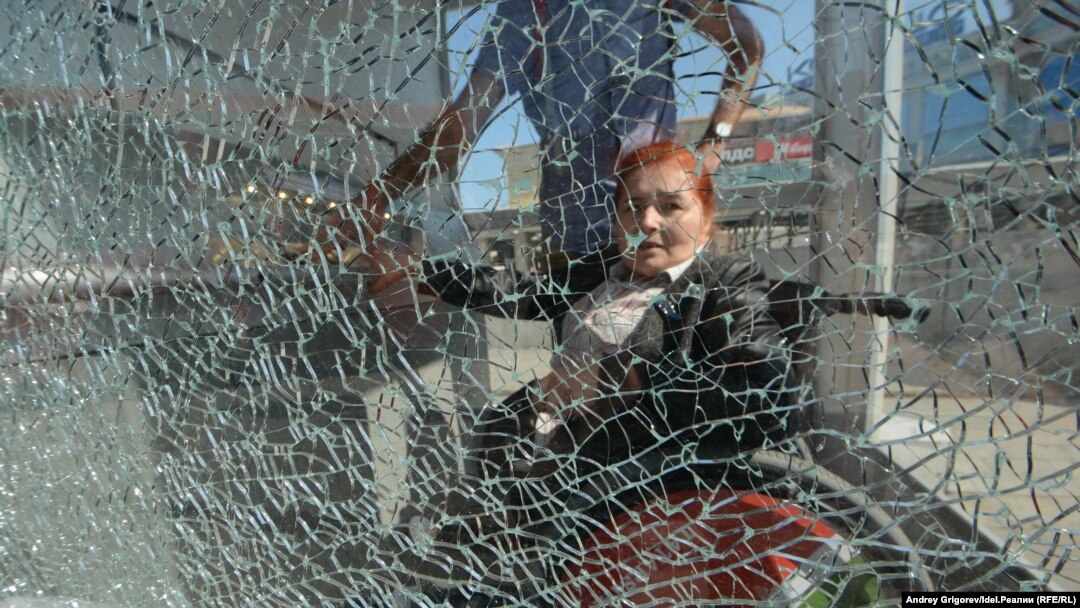 Амина Ибниева в неработающем лифте подземного перехода через улицу Пушкина, Казань. 