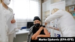Një grua vaksinohet kundër koronavirusit në Beograd të Serbisë. 15 janar 2021. 