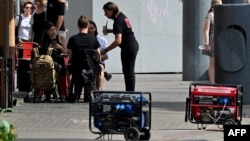 Generatoare în fața unei cafenele din Kiev, în septembrie 2024.