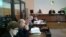 Суд должен был заслушать протоколы показаний подсудимого Рамина Хмаила в ходе предварительного следствия. Но до того он заявил, что после пыток ему навязали сценарий, согласно которому он должен был давать признательные показания