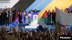 Armenia - Prime Minister Nikol Pashinian greets supporters rallying in Yerevan, June 17, 2021.