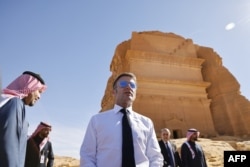 Drama politică franceză l-a găsit pe Macron în vizită la al-Hijr, în Arabia Saudită. „Sunt simple jocuri de fațadă”, ar fi reacționat președintele.