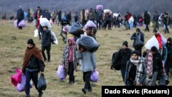 Migrantët ecin drejt pyllit pasi u mbyll kampi "Lipa", në Bihaq, Bosnjë dhe Hercegovinë 30 dhjetor 2020.