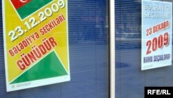 Arxiv fotosu: 2009-cu ildə keçirilən bələdiyyə seçkiləri dövrünün plakatları. 