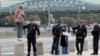 "Вы еще пристрелите меня". Полиция против матери мобилизованного 