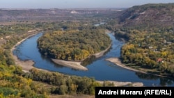 O privire de sus spre insula de pe Nistru de la Naslavcea dă la iveală mari porțiuni uscate ale albiei râului.