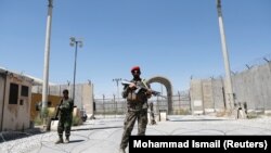 آرشیف، نیروهای امنیتی افغانستان در ورودی پایگاه هوایی بگرام