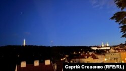 Петршінську вежу освітили синьо-жовтими кольорами на честь 30 -ї річниці Незалежності України. Прага, 24 серпня 2021 року