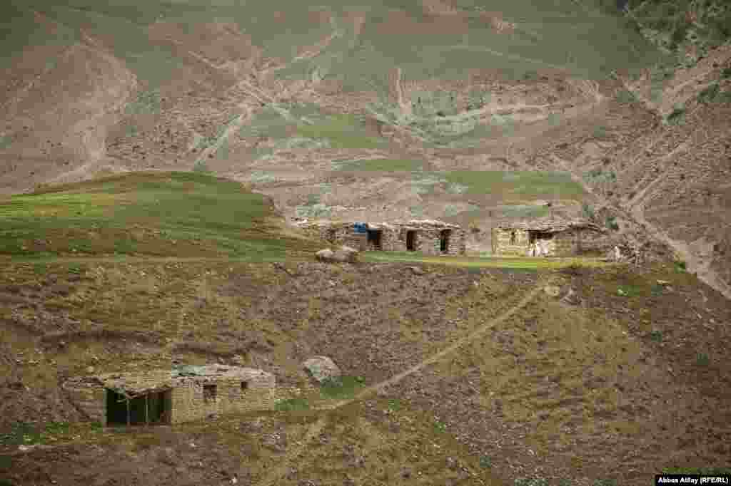 Bir zamanlar yerli ermənilərin, indi isə köçəri fermerlərin yaşadığı yarıdağılmış evlər.