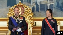 Regele Haakon a fost flancat la ceremonie de fiica sa, prințesa de coroană Ingrid Alexandra.