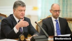 Президент України Петро Порошенко (ліворуч) та прем'єр-міністр України Арсеній Яценюк (архівне фото)