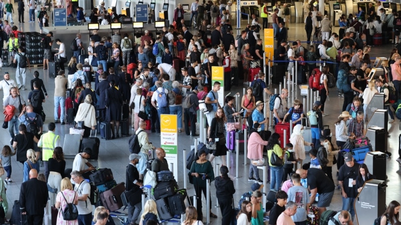 Protestatarii de mediu blochează aeroporturi europene: „E prea târziu pentru schimbări treptate”