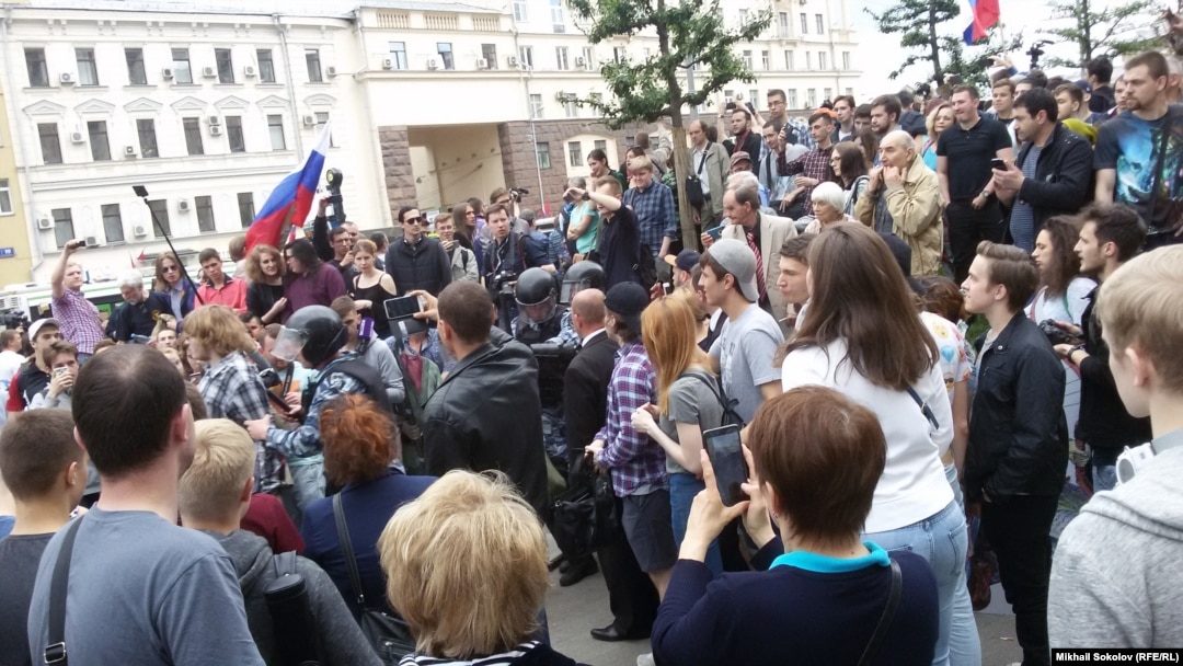 Демонстранты на Пушкинской площади
