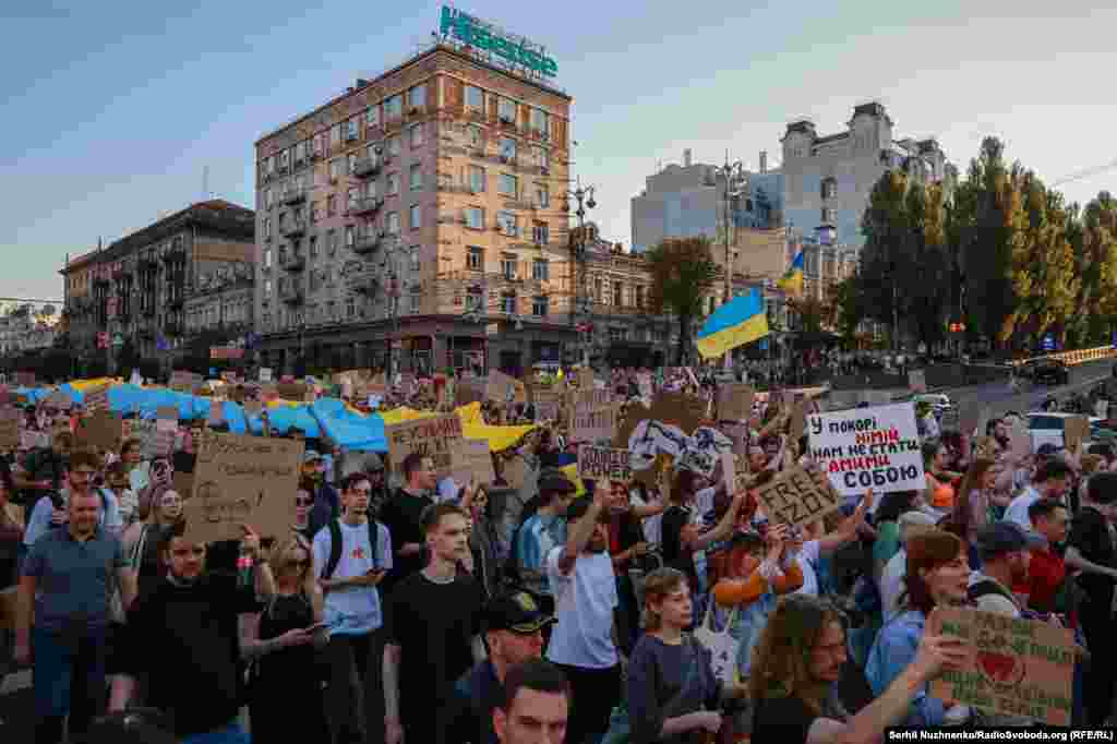 До ходи за повернення Михайла Федорова на посаду міністра оборони у Києві долучилося кілька тисяч людей, кажуть кореспонденти Радіо Свобода. 31 липня 2026 року
