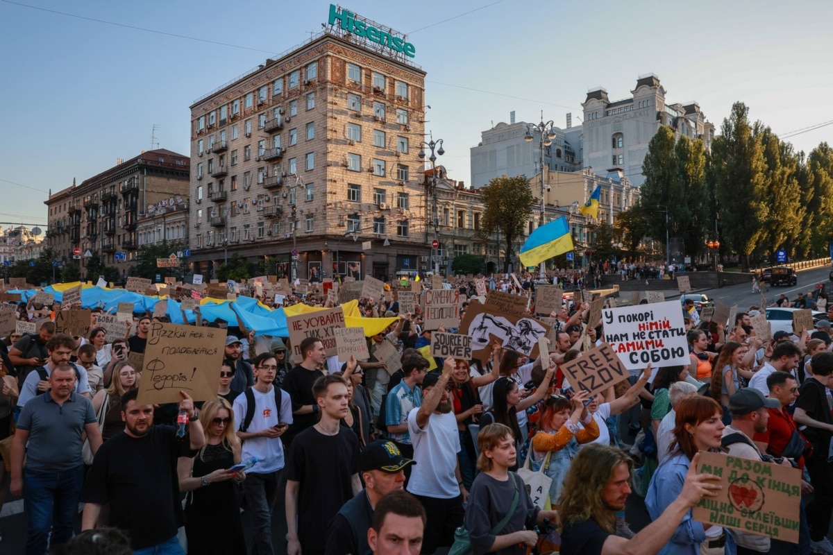 До ходи за повернення Михайла Федорова на посаду міністра оборони у Києві долучилося кілька тисяч людей, кажуть кореспонденти Радіо Свобода. 31 липня 2026 року