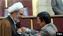 غلامرضا حسنی در حین دریافت نشان «درجه یک شجاعت» از محمود احمدی نژاد.