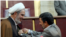غلامرضا حسنی در حین دریافت  نشان «درجه یک شجاعت» از محمود احمدی نژاد.