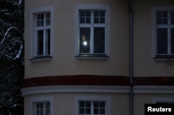 Чоловік світить ліхтариком під час блекауту у Берліні, 4 січня 2026 року