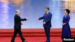 Гава КНР Си Цзиньпин и его супруга встречают Владимира Путина на саммите ШОС, Тяньцзин, 31 августа 2025 года