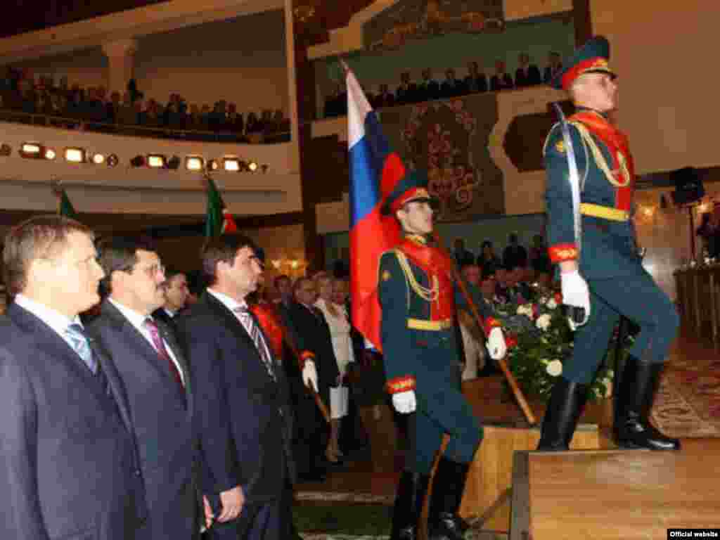 Салих Сәйдәшев исемендәге Зур концертлар залында Рөстәм Миңнехановның Татарстан президенты вазыйфасына керешүенә багышланган тантана.